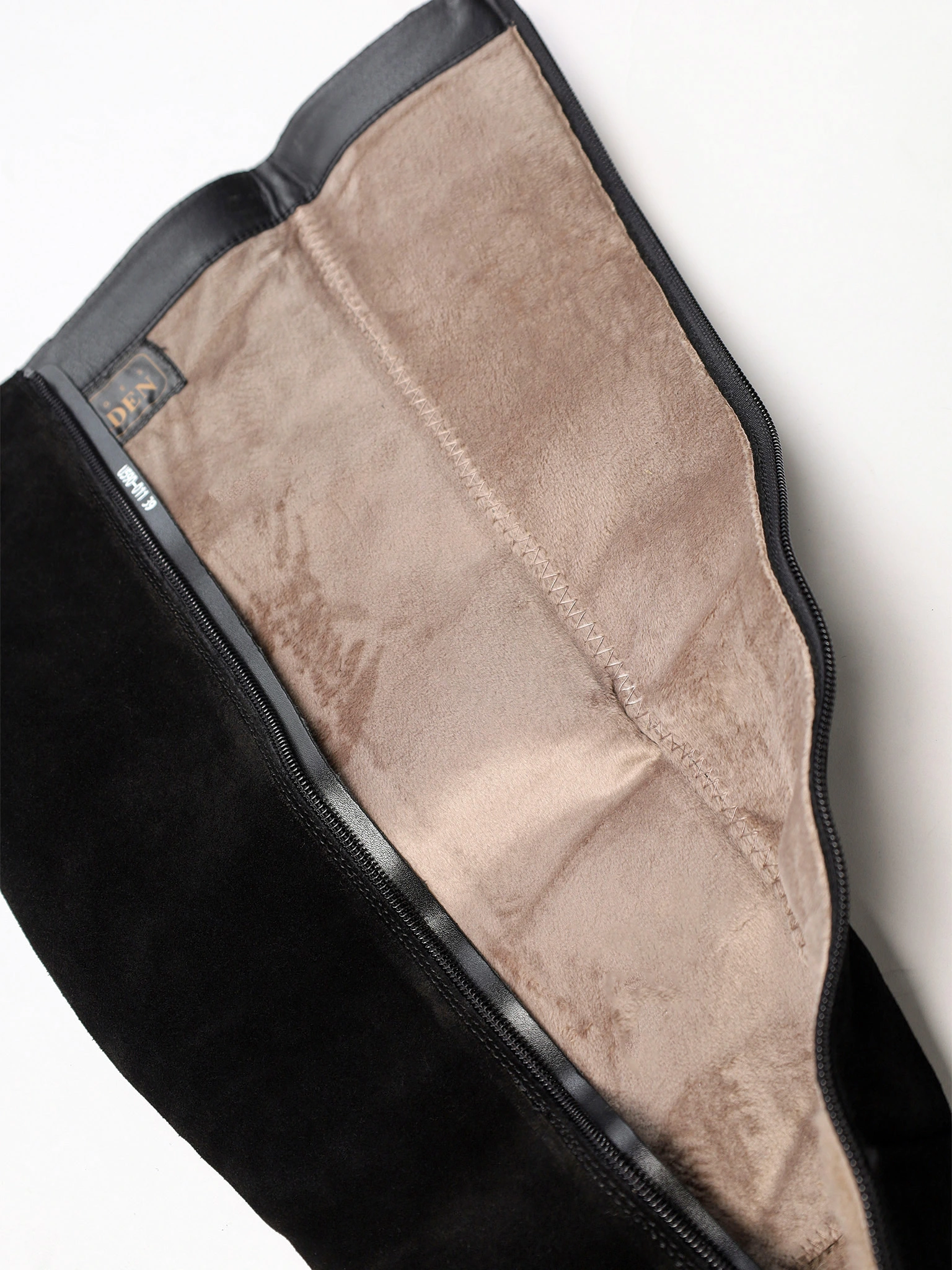 Сапоги черного цвета из натуральной замши на среднем широком каблуке